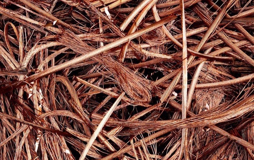 Mạt đồng được chứa trong bao tại xưởng cơ khí