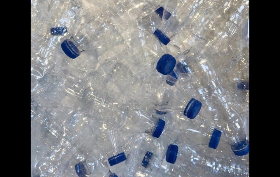 Nhựa PET phế liệu đóng bao trong kho