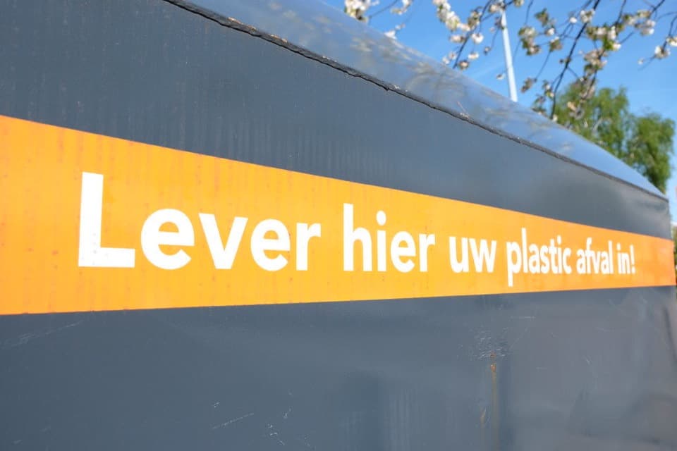 Khu tập kết vật liệu tái chế minh họa cho bài phân biệt nhựa PP và PET